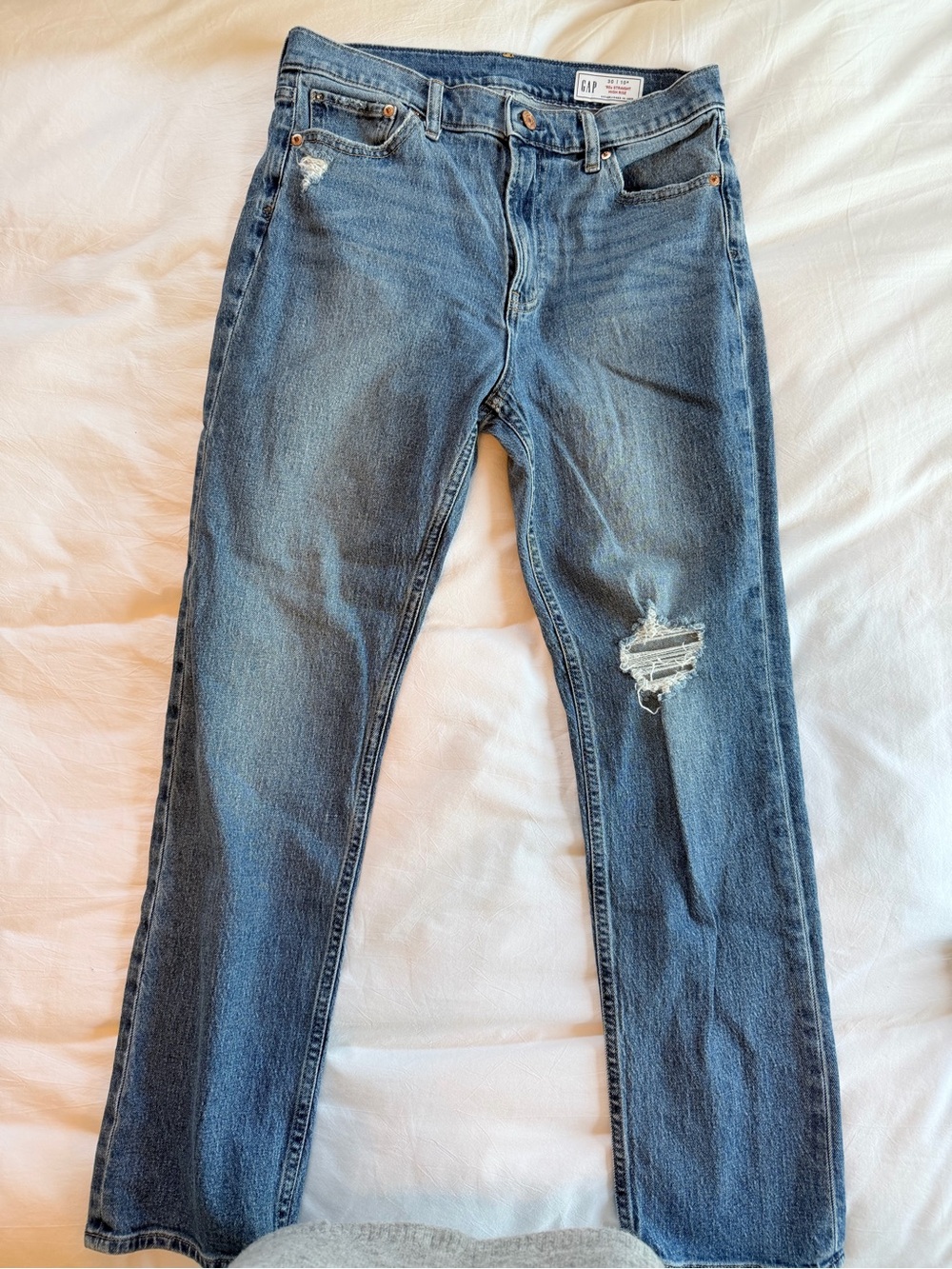 GAP Women’s High-Rise 90’s Straight Jeans in Medium Blue